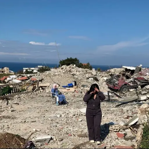 Dos mujeres entre las ruinas de Naqoura, en el sur del Líbano, tras la retirada del Ejército israelí.  ,EFE.