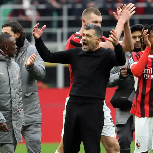 Sergio Conceicao, que lleva menos de un mes en el cargo, se encaró con Davide Calabria cuando finalizó el partido entre Milan y Parma en San Siro - EFE