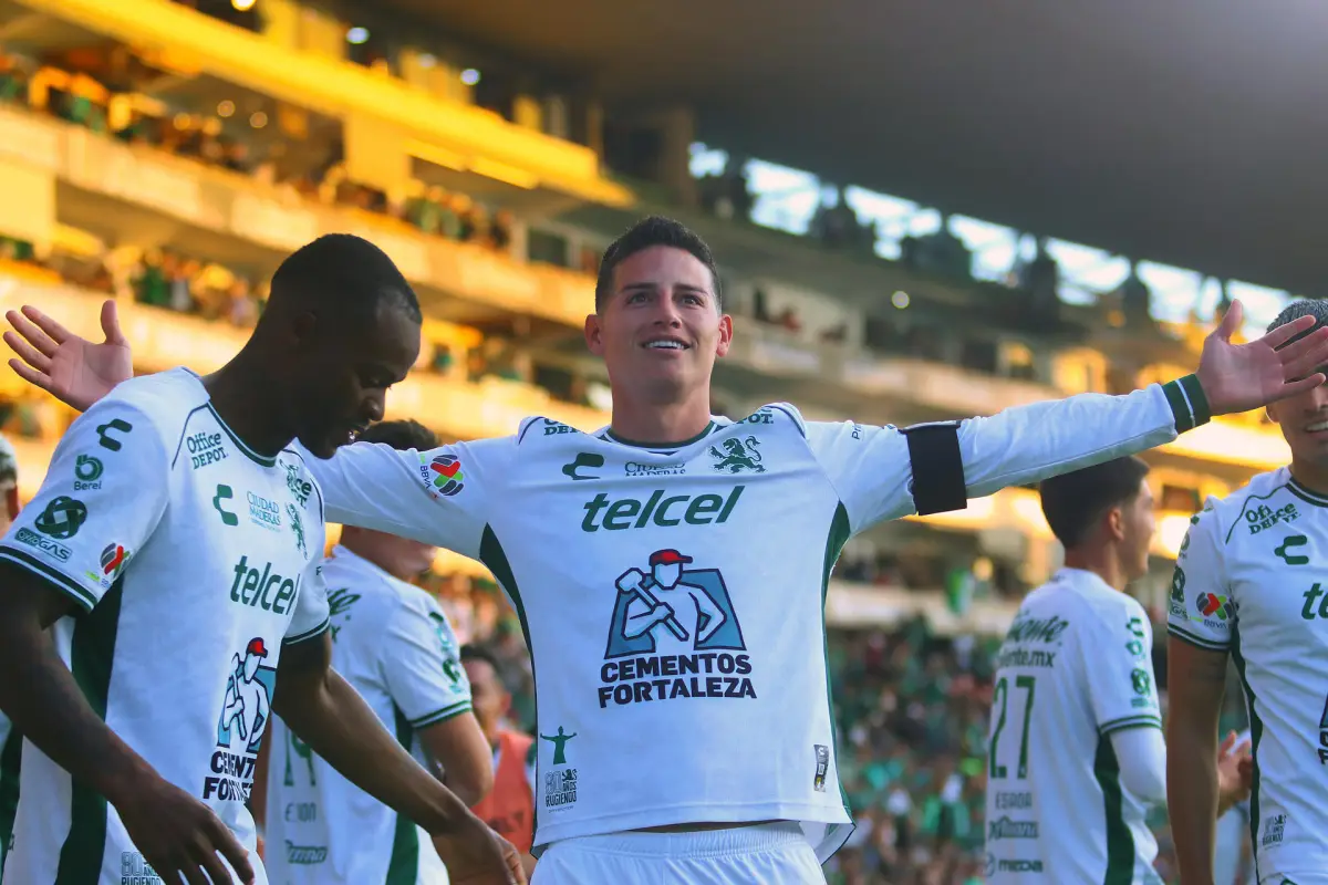 James Rodríguez celebra su primer gol con el Club León - EFE