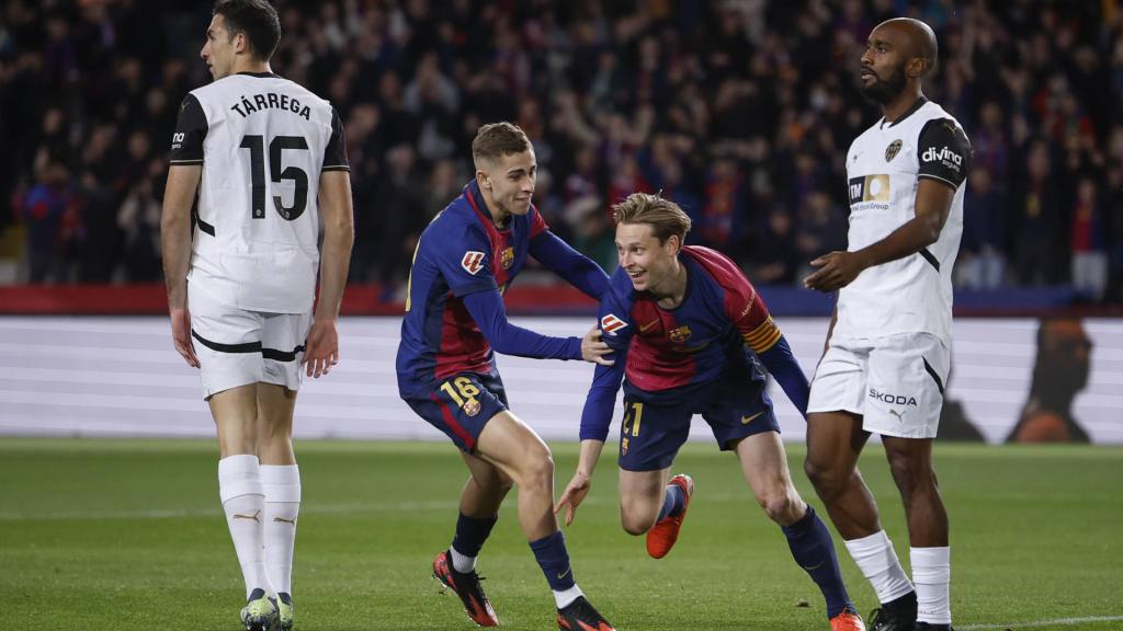 Celebración del Barcelona ante el Valencia | EFE