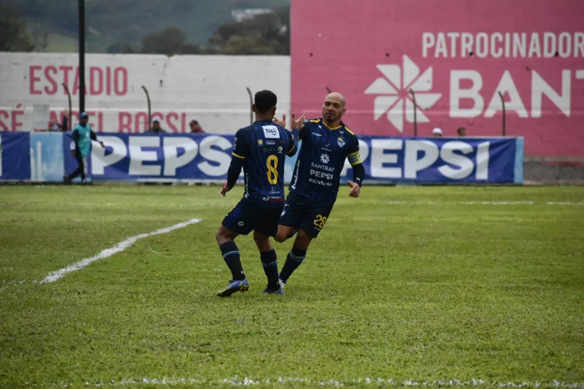 Janderson Pereira celebra el primer gol del partido 