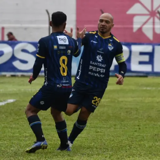 Janderson Pereira celebra el primer gol del partido 