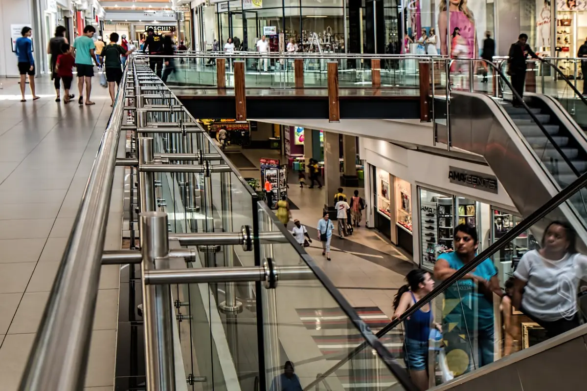 Joven herido en el área de restaurante de un centro comercial., Pixabay