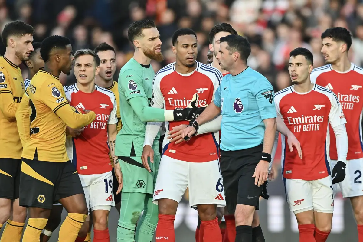 Michael Oliver, reconocido árbitro inglés, ha recibido amenazas de muerte tras el partido entre Wolverhampton y Arsenal, que terminó con triunfo de los "Gunners" por 0-1 - EFE