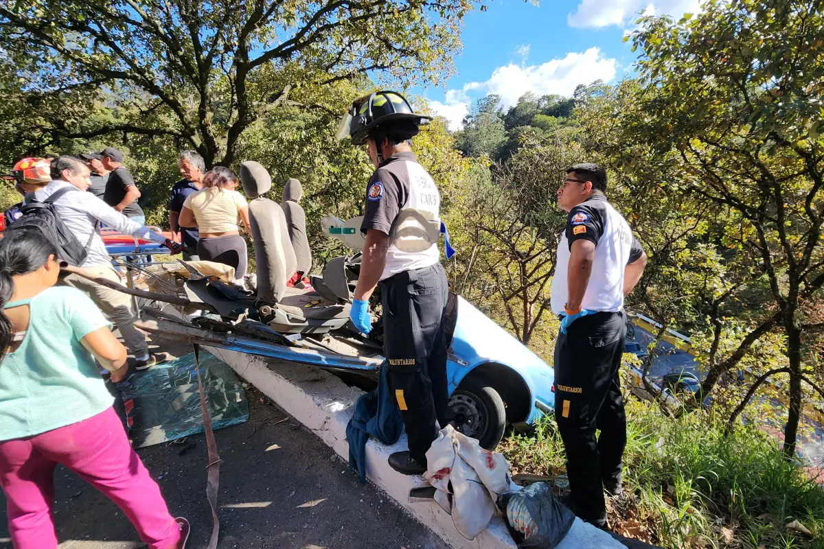 Uno de los vehículos involucrados en la colisión se partió a la mitad., Bomberos Voluntarios