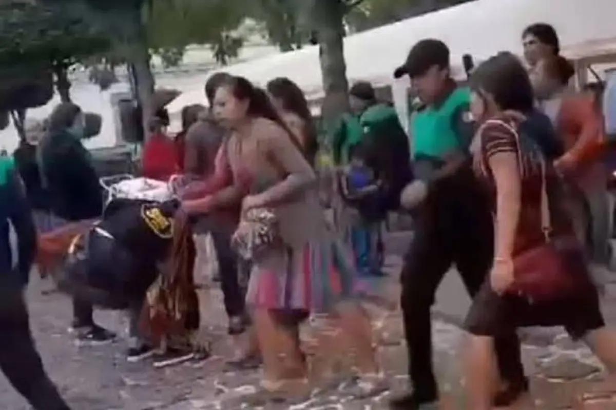 Pelea campal en Antigua Guatemala entre Policía Municipal y vendedores ambulantes., Captura de pantalla video X.