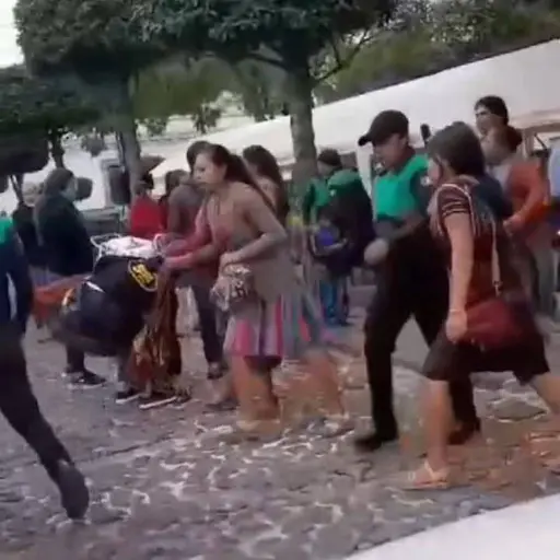 Pelea campal en Antigua Guatemala entre Policía Municipal y vendedores ambulantes. ,Captura de pantalla video X.