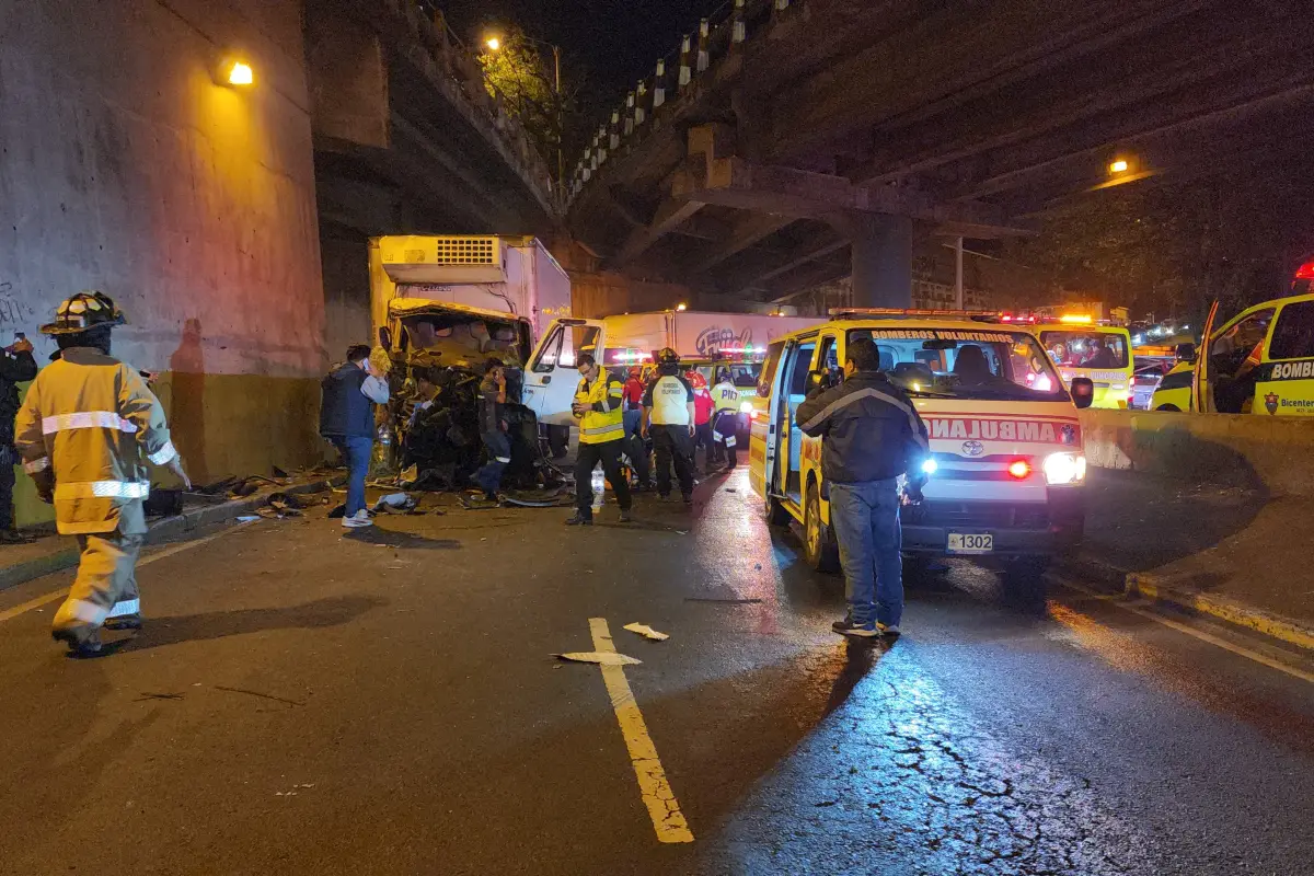 Tres personas quedaron atrapadas en la cabina del camión., Bomberos Voluntarios