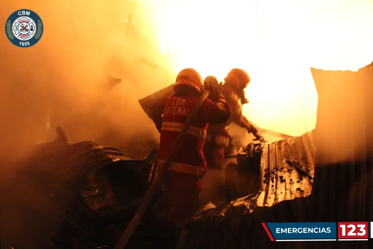 El fuego consumió dos inmuebles y amenazaba con extenderse a áreas aledañas., Bomberos Municipales