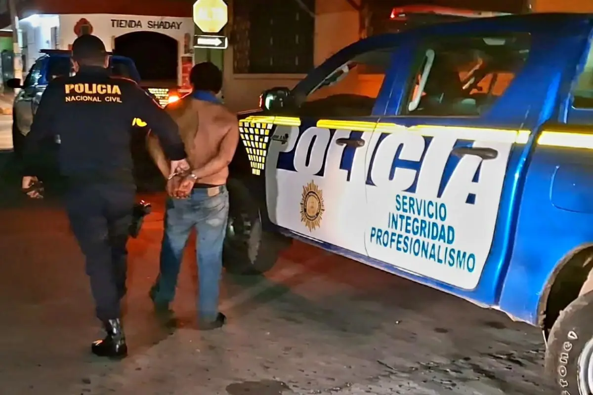 Los policías observaron al detenido cuando salió apresuradamente y descalzo de los cañaverales., PNC