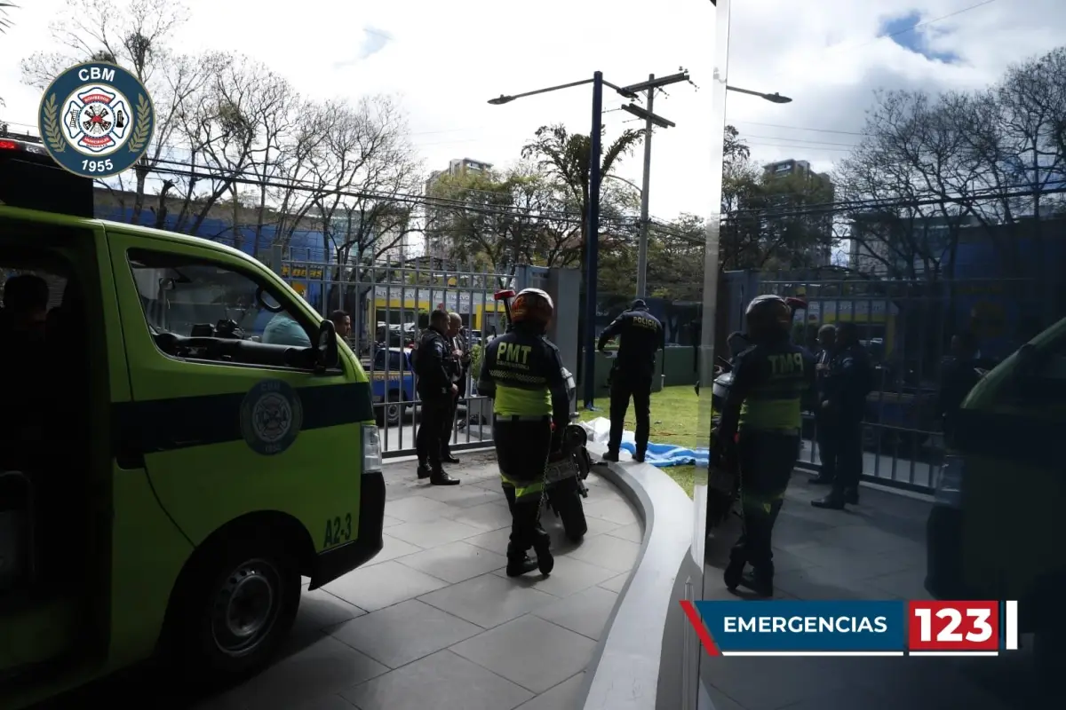 Según los bomberos, esta persona cayó desde el nivel 12., Bomberos Municipales