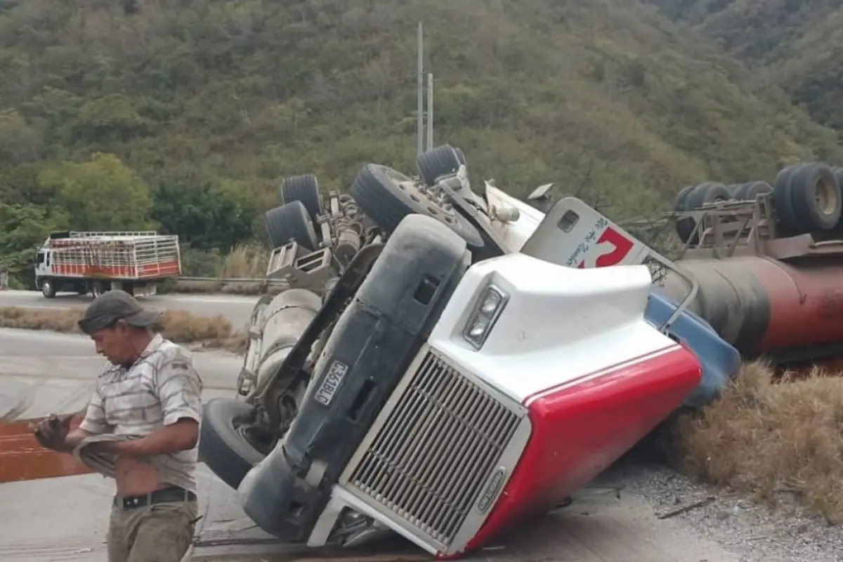 Vehículo volcado, Foto Bomberos Municipales Departamentales