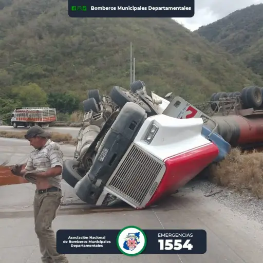 Vehículo volcado ,Foto Bomberos Municipales Departamentales