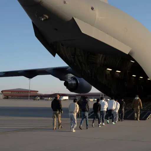 Las primeras redadas antiinmigrantes de Trump dejan 538 detenidos y cientos de deportados. ,Foto US AIR FORCE