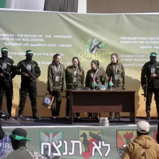 Las cuatro rehenes israelíes liberadas hoy por Hamás, este sábado en cuidad de Gaza.  ,EFE/EPA/STR