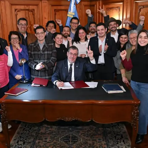 Presidente Bernardo Arévalo felicita a la bancada Semilla. ,Bernardo Arévalo/Instagram 