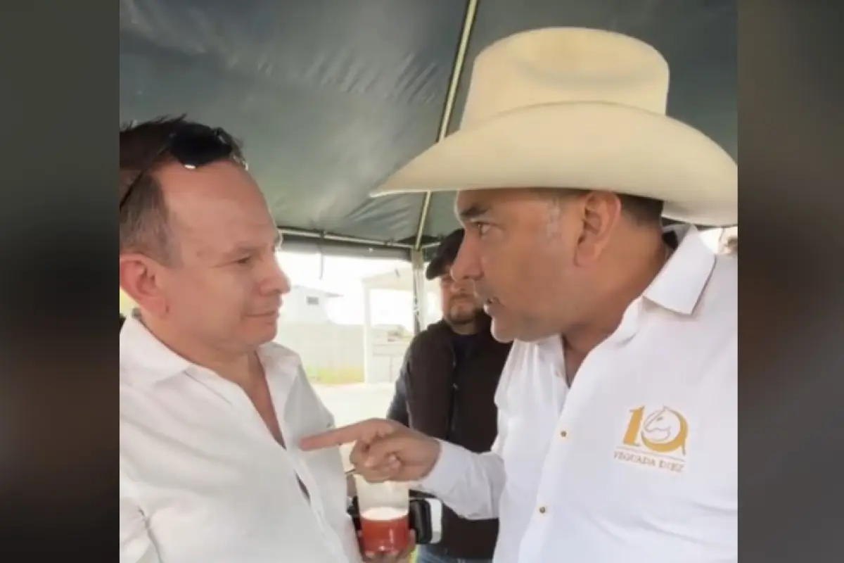 El congresista Luis Aguirre, con sombrero, señala al titular del MIDES Abelardo Pinto., Captura de pantalla. 