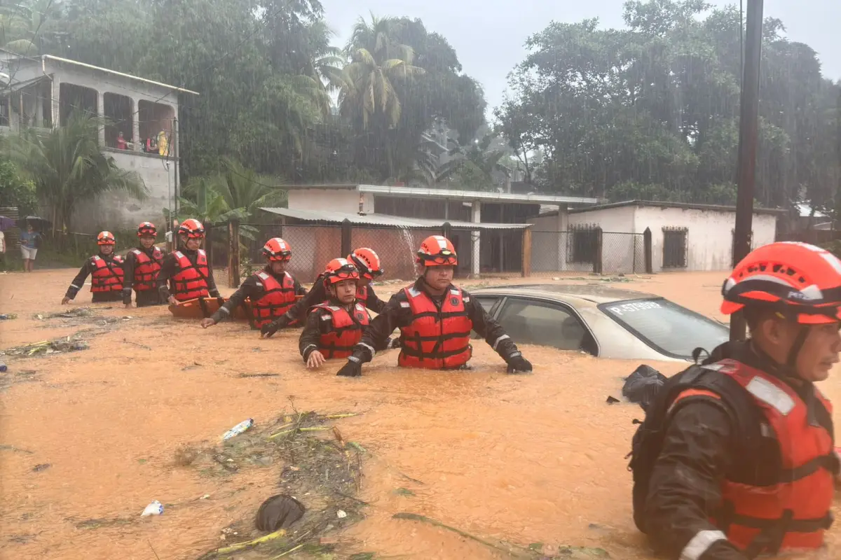 El agua llegó hasta la cintura de algunos miembros del Ejército en la aldea Piedras Negras., Ejército de Guatemala.