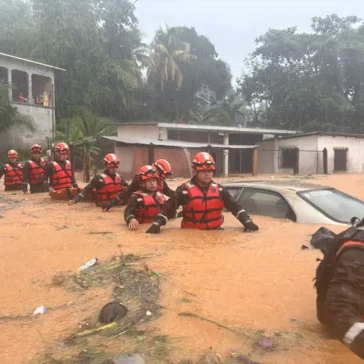 El agua llegó hasta la cintura de algunos miembros del Ejército en la aldea Piedras Negras. ,Ejército de Guatemala.