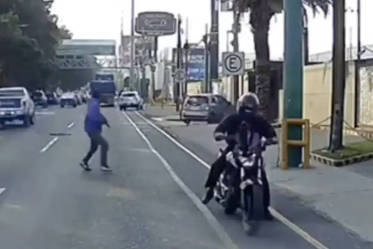 Motosicarios disparan contra vehículo, pero otro conductor los atropella en la Roosevelt., Captura de pantalla video X.