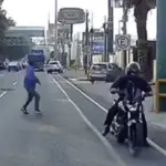 Motosicarios disparan contra vehículo, pero otro conductor los atropella en la Roosevelt. ,Captura de pantalla video X.