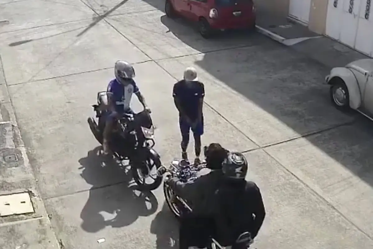 Indignación por video de motoladrones asaltando a motociclistas en la zona 2 capitalina., Captura de pantalla video X.