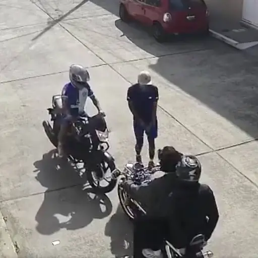 Indignación por video de motoladrones asaltando a motociclistas en la zona 2 capitalina. ,Captura de pantalla video X.