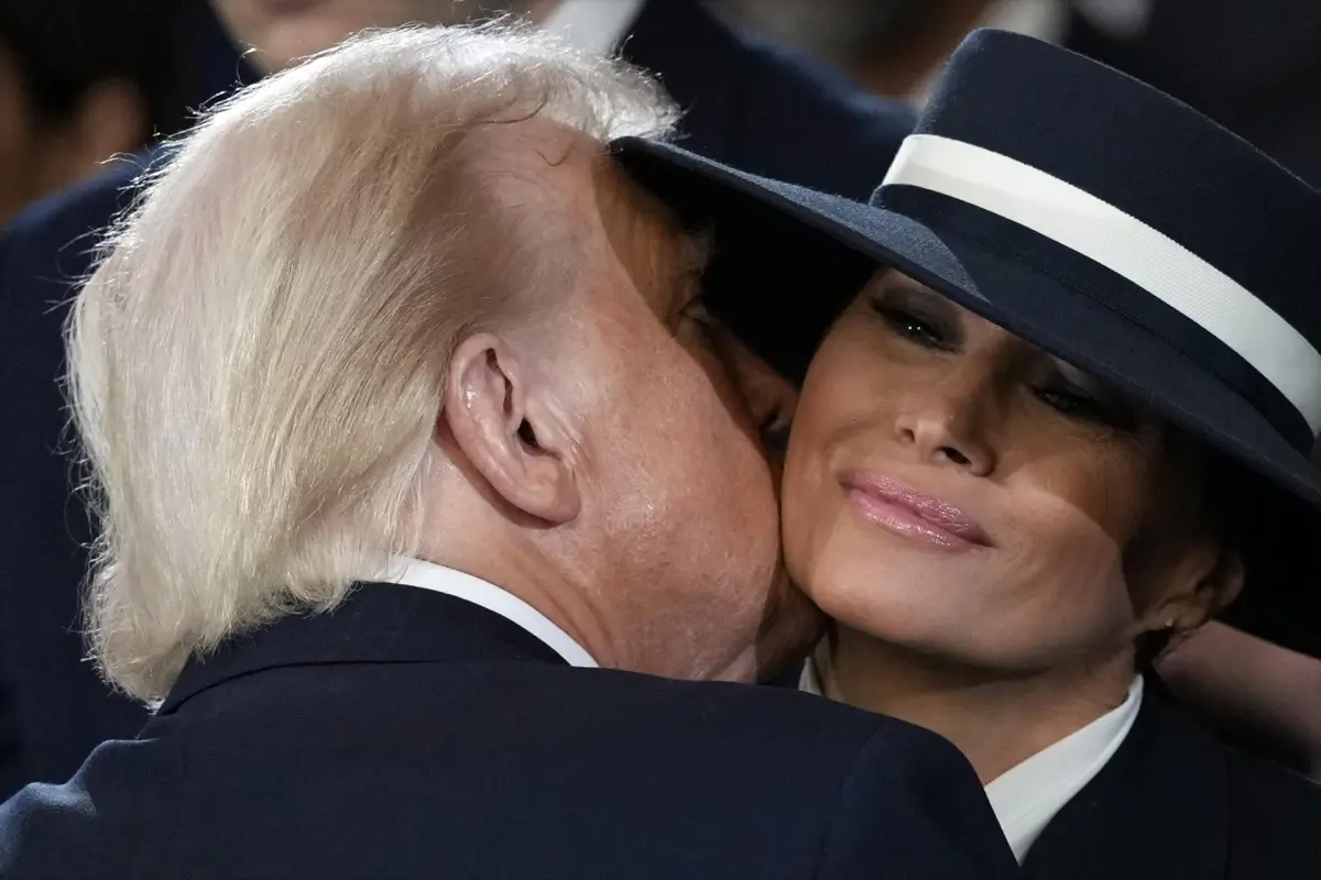 Donald Trump beso a Melania, EFE