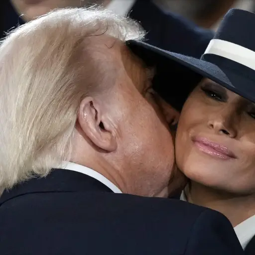 Donald Trump beso a Melania ,EFE