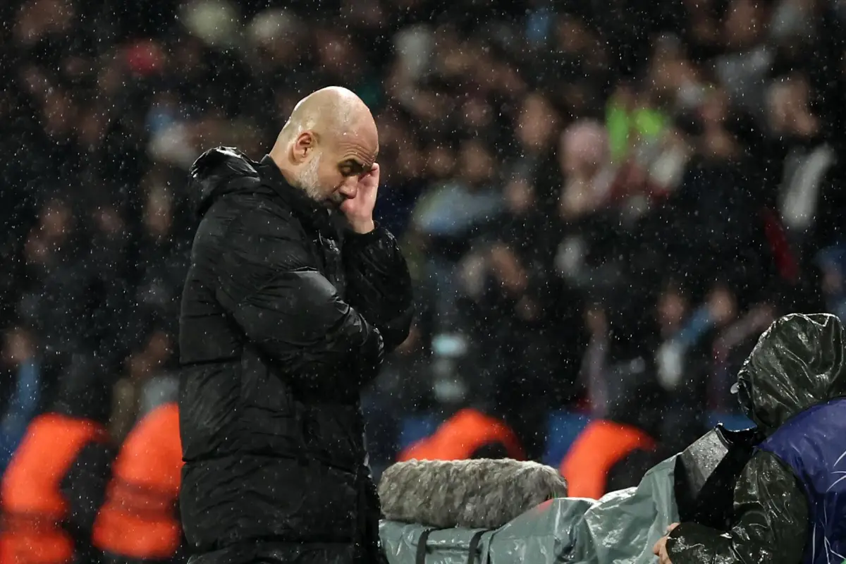 Pep Guardiola se lamenta tras la derrota del Manchester City - EFE