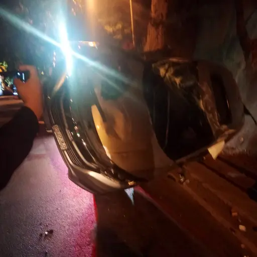 En la 8ª calle y 3ª avenida de la zona 3 fue dejado abandonado un vehículo volcado. ,PMT capitalina/Montejo