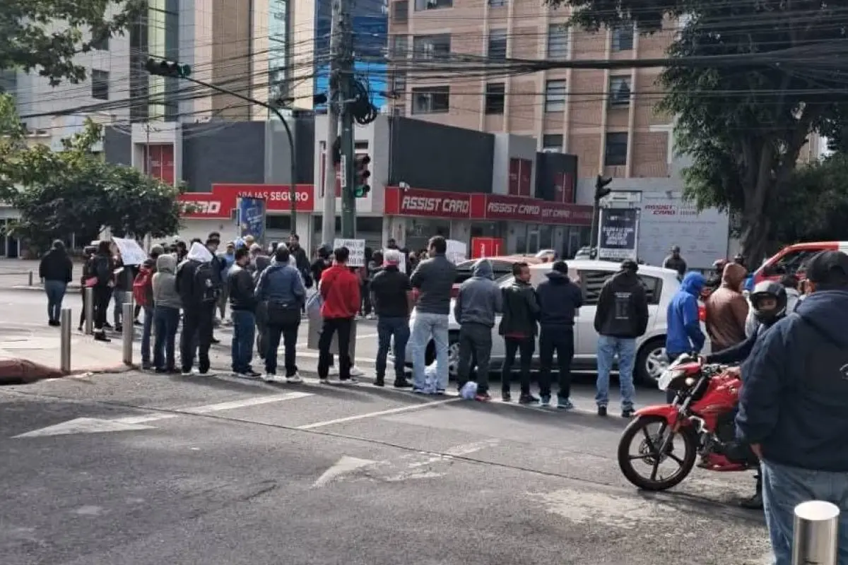 El grupo de manifestantes bloquea la circulación vehicular sobre la 12 calle., PMT capitalina