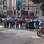 El grupo de manifestantes bloquea la circulación vehicular sobre la 12 calle. ,PMT capitalina