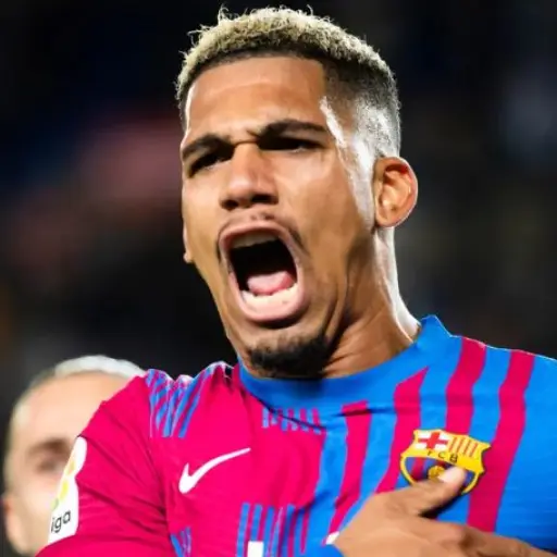 Ronald Araujo renueva con el Barcelona hasta junio de 2031