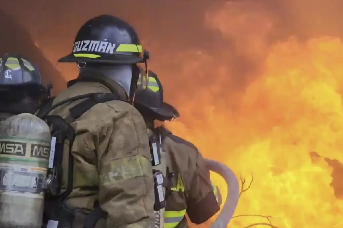 Bomberos Voluntarios trabajan para sofocar incendio en zona 18. , Captura de pantalla