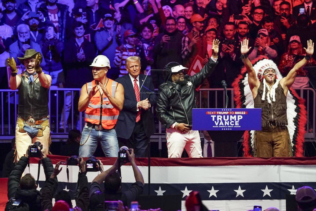 Donald Trump baila al ritmo de "YMCA" durante mitin