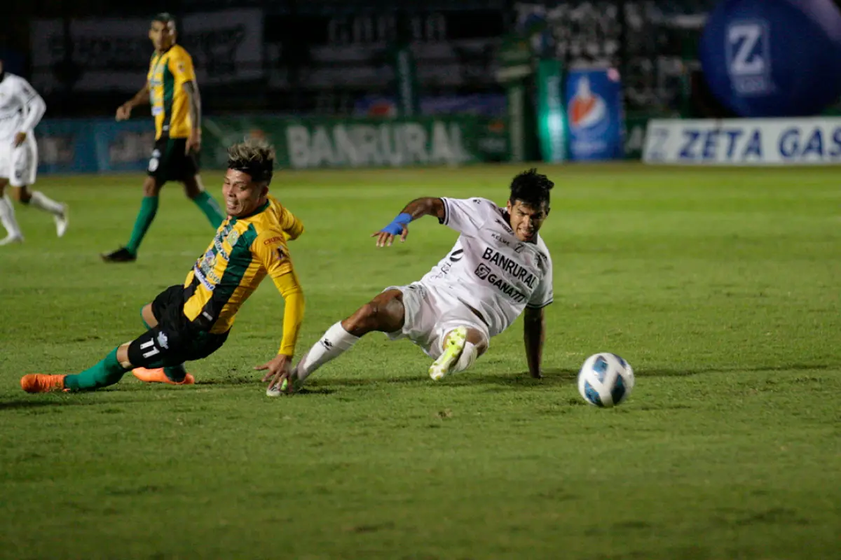 Partido entre Comunicaciones y Guastatoya en la final del Apertura 2023 - Comunicaciones FC