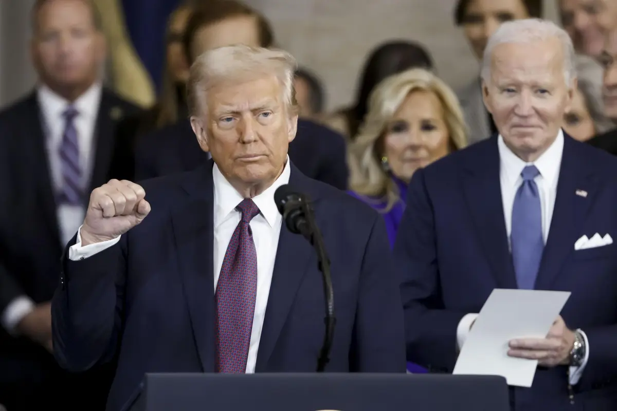 Donald Trump alzando el puño tras tomar posesión, EFE