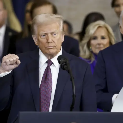 Donald Trump alzando el puño tras tomar posesión ,EFE