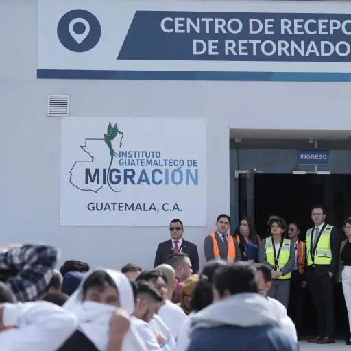 La vicepresidenta y el director de Migración está mañana en el Centro de Recepción de Retornados en la zona 13. ,Vicepresidencia