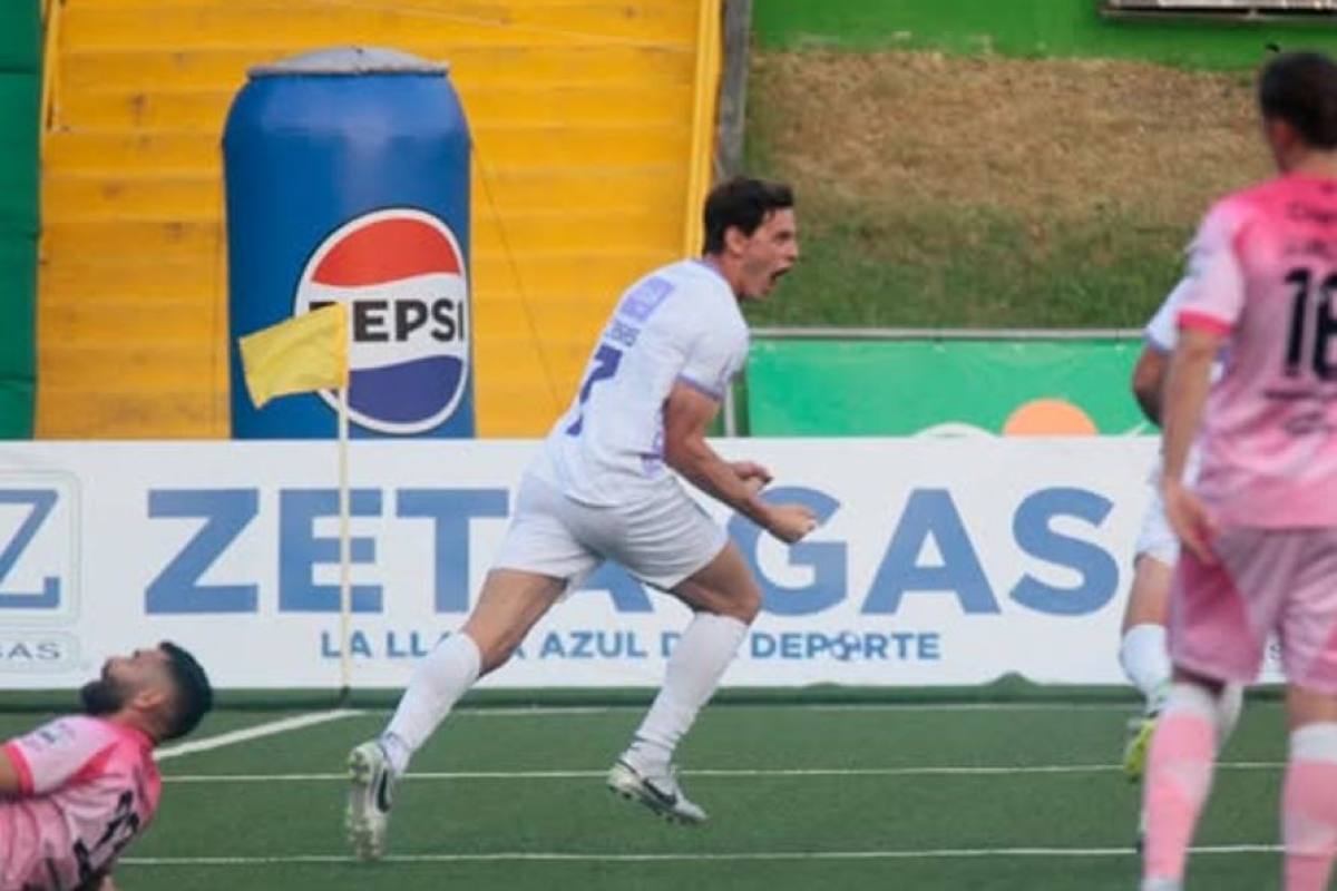 Diego Casas le apunta a la 33 y al título de goleo