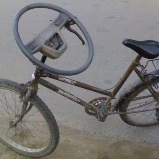 Bicicleta adaptada con timón de carro. ,Plastictasvrij