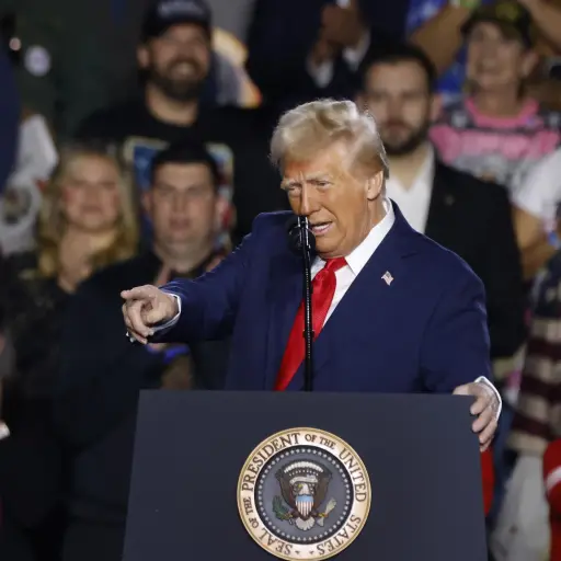 Donald Trump señalando ,EFE