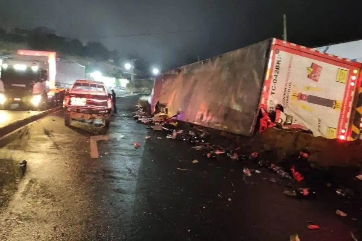 El tráiler trasladaba mercadería que cayó sobre la ruta., Medios locales