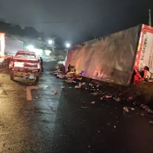 El tráiler trasladaba mercadería que cayó sobre la ruta. ,Medios locales