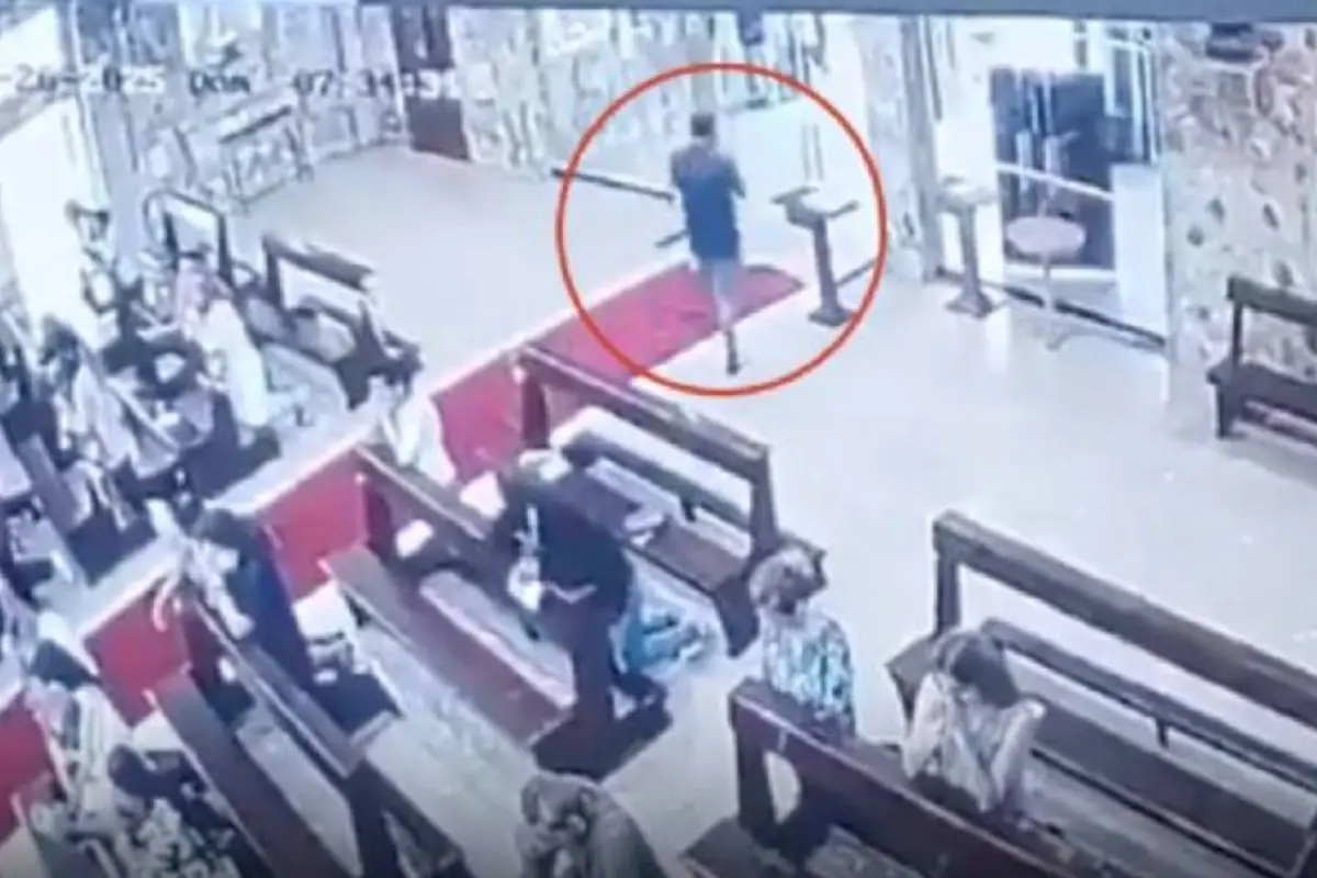 El sujeto sale tranquilamente tras robar a una mujer adentro de una iglesia., Captura de pantalla video X.