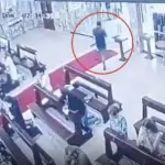 El sujeto sale tranquilamente tras robar a una mujer adentro de una iglesia. ,Captura de pantalla video X.