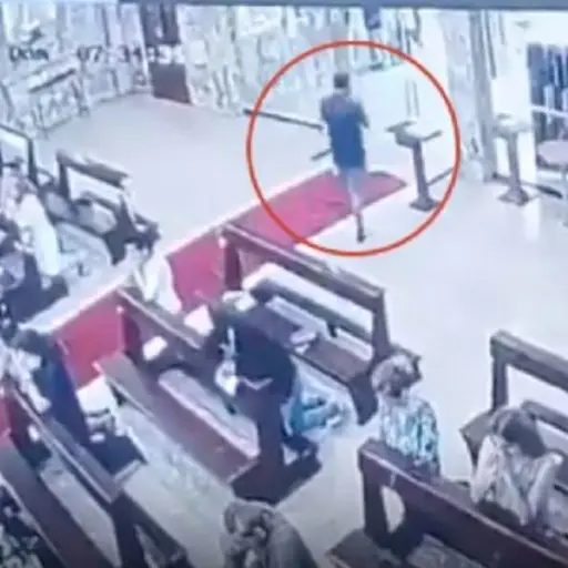 El sujeto sale tranquilamente tras robar a una mujer adentro de una iglesia. ,Captura de pantalla video X.