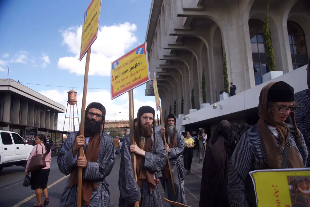 Los integrantes de Lev Tahor protestan frente a la sede de la CSJ., Omar Solís/Emisoras Unidas