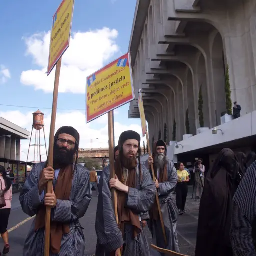 Un grupo de integrantes de Lev Tahor protestan frente a la sede de la CSJ en Guatemala. ,de archivo - Omar Solís/Emisoras Unidas
